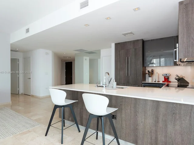 88 SW 7th St # 1602, Miami FL 33130