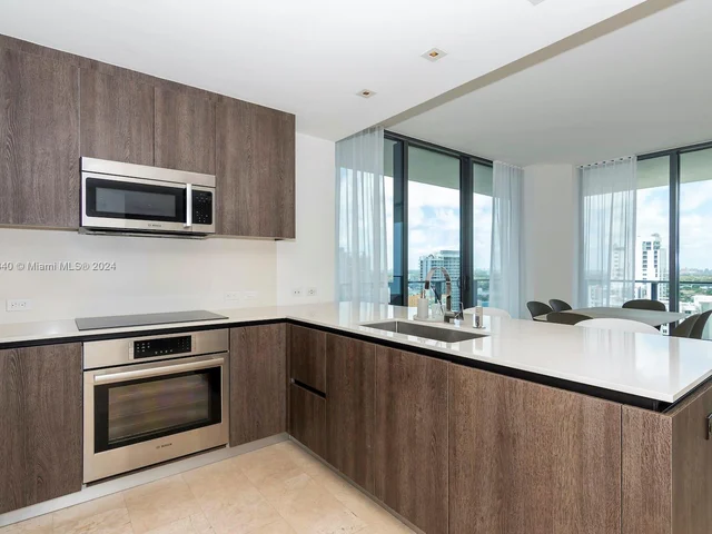 88 SW 7th St # 1602, Miami FL 33130