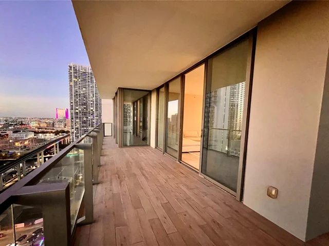 88 SW 7th St # 1602, Miami FL 33130