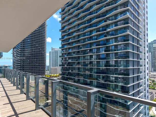 88 SW 7th St # 1602, Miami FL 33130