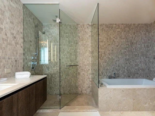 88 SW 7th St # 1602, Miami FL 33130