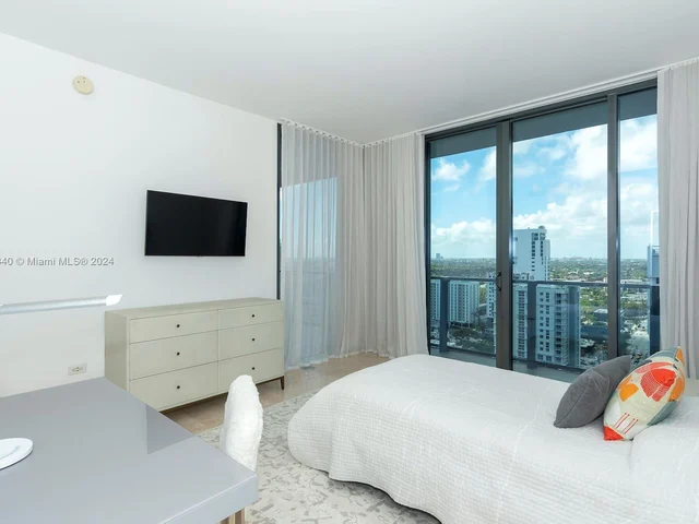 88 SW 7th St # 1602, Miami FL 33130