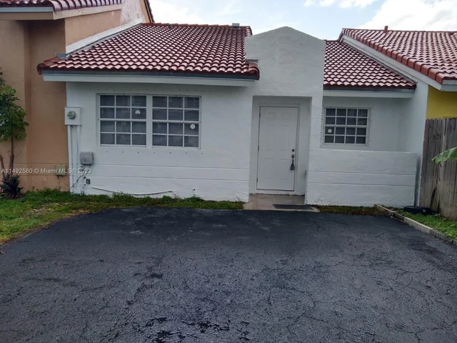 1090 SE 13th Ter, Homestead FL 33035