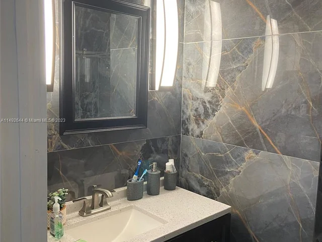 14939 SW 37th St, Miami FL 33185