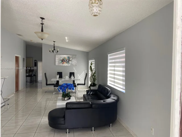 14939 SW 37th St, Miami FL 33185