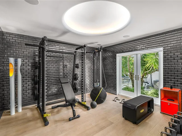 6000-6010 Pine Tree Dr, Miami Beach FL 33140