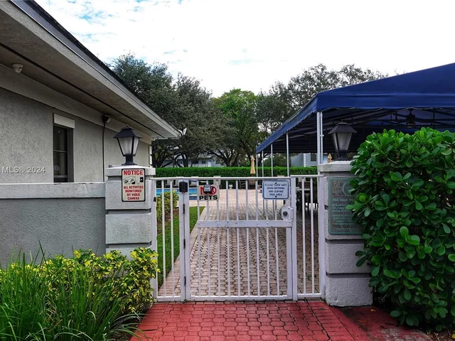 1504 Whitehall Dr # 105, Davie FL 33324