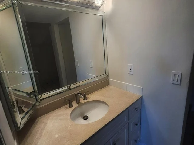 1504 Whitehall Dr # 105, Davie FL 33324