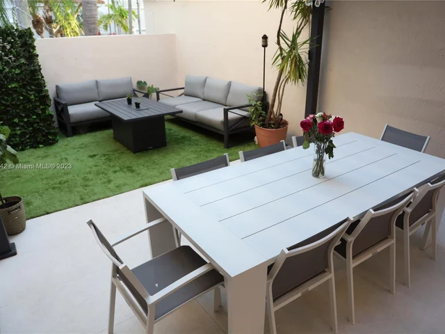 1085 River Birch St, Hollywood FL 33019