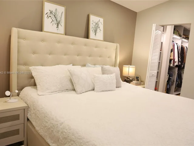 1085 River Birch St, Hollywood FL 33019