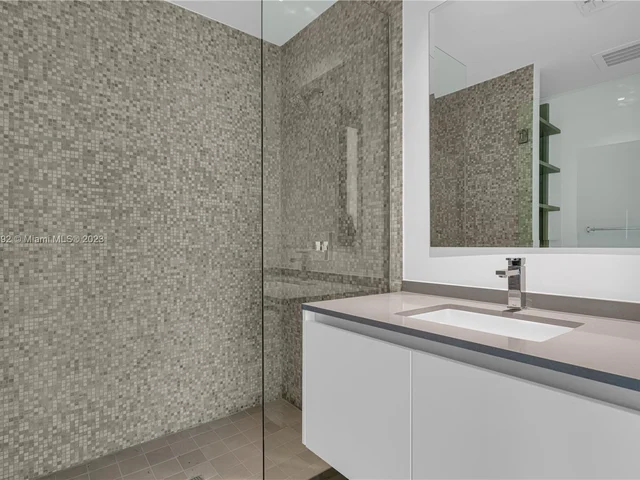 88 SW 7th St # 806, Miami FL 33130