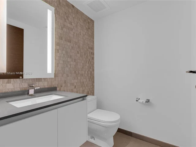 88 SW 7th St # 806, Miami FL 33130