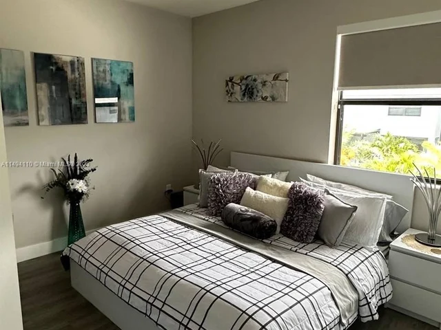 8868 NW 161st Ter, Miami Lakes FL 33018