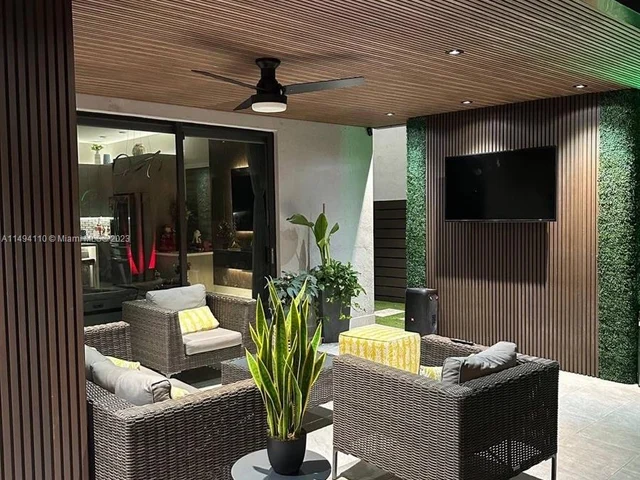 8868 NW 161st Ter, Miami Lakes FL 33018