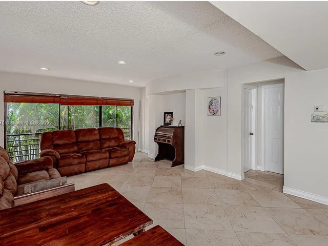 4000 N Hills Dr # 29, Hollywood FL 33021