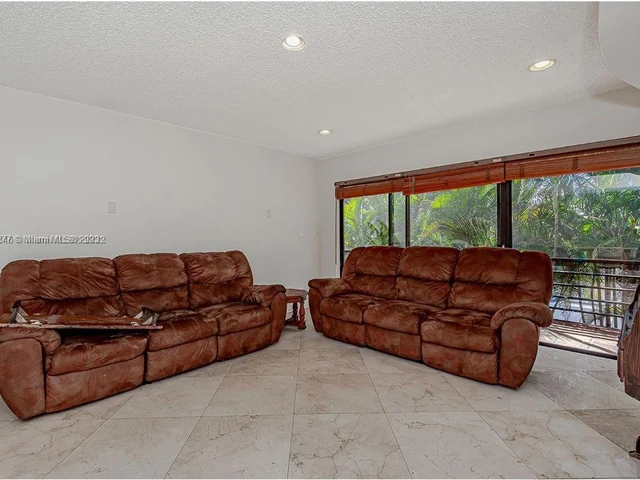 4000 N Hills Dr # 29, Hollywood FL 33021