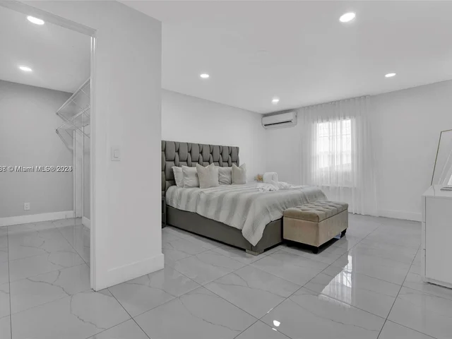 442 Tamarind Dr, Hallandale Beach FL 33009