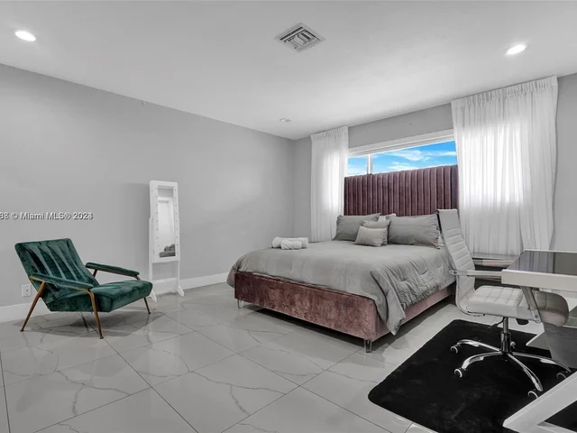 442 Tamarind Dr, Hallandale Beach FL 33009