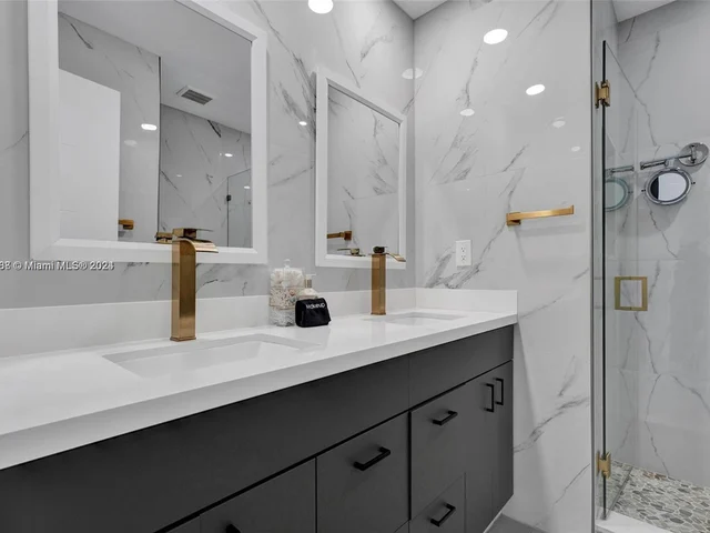 442 Tamarind Dr, Hallandale Beach FL 33009