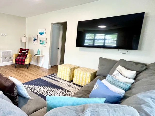 1031 Hollywood Blvd, Hollywood FL 33019