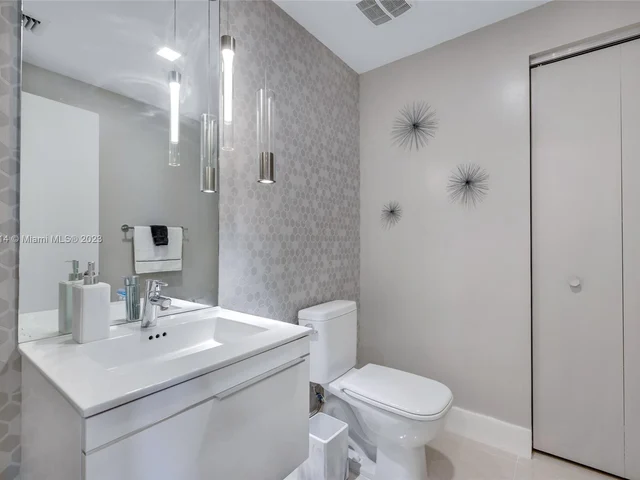 17301 Biscayne Blvd # 2106, North Miami Beach FL 33160