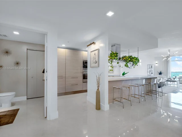 17301 Biscayne Blvd # 2106, North Miami Beach FL 33160