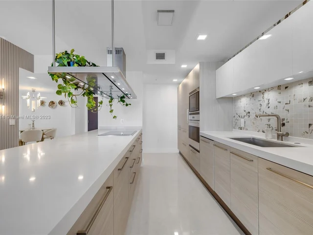 17301 Biscayne Blvd # 2106, North Miami Beach FL 33160