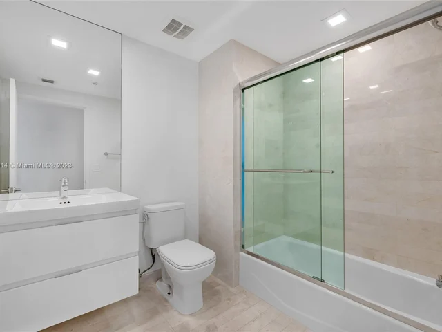 17301 Biscayne Blvd # 2106, North Miami Beach FL 33160