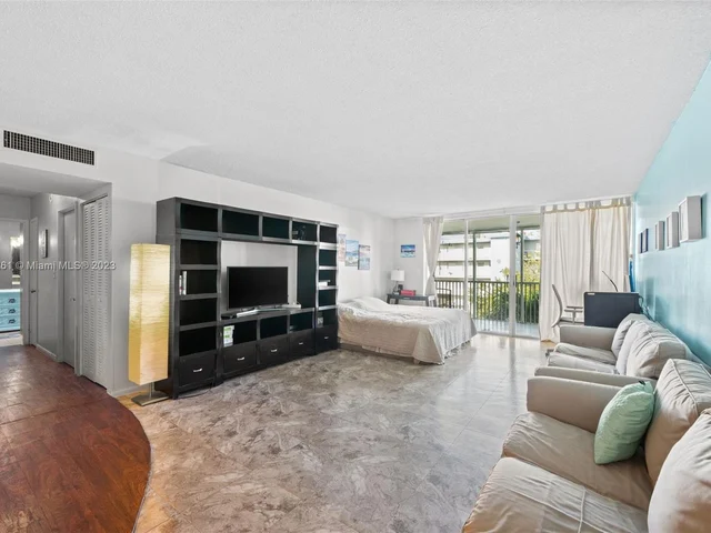 1690 NE 191st St # 1, Miami FL 33179