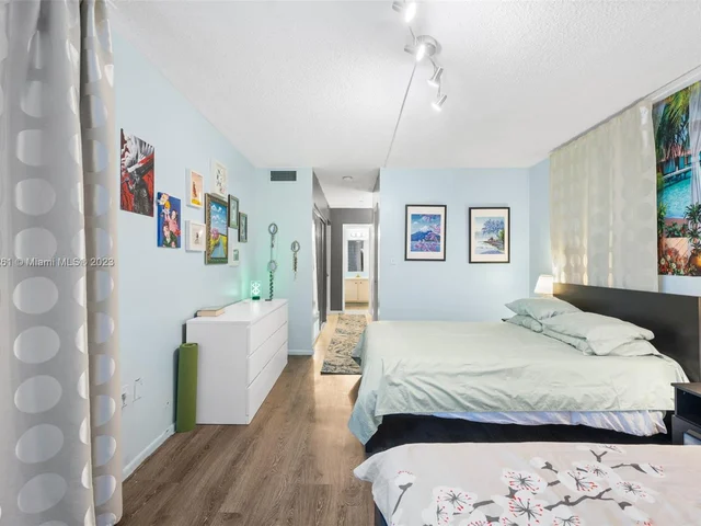 1690 NE 191st St # 1, Miami FL 33179