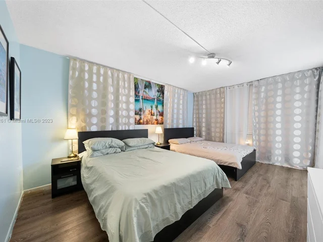 1690 NE 191st St # 1, Miami FL 33179