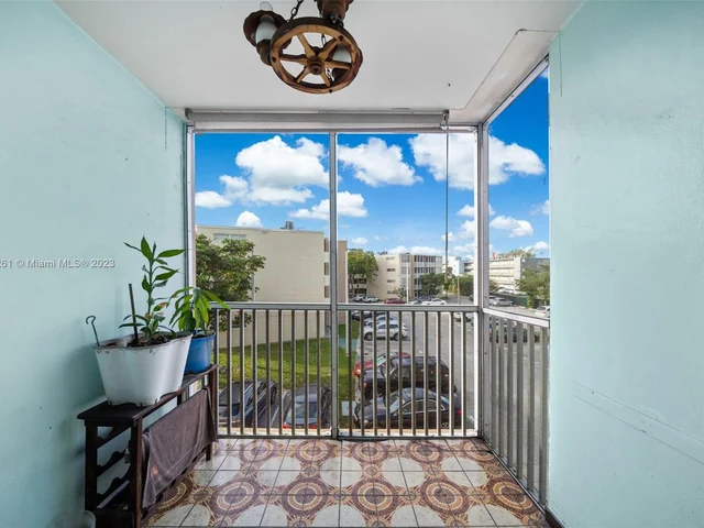 1690 NE 191st St # 1, Miami FL 33179