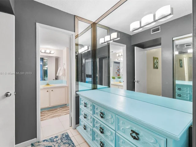 1690 NE 191st St # 1, Miami FL 33179