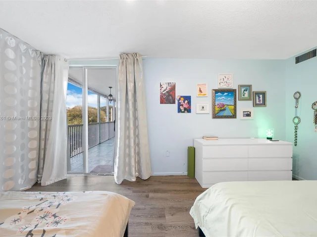 1690 NE 191st St # 1, Miami FL 33179