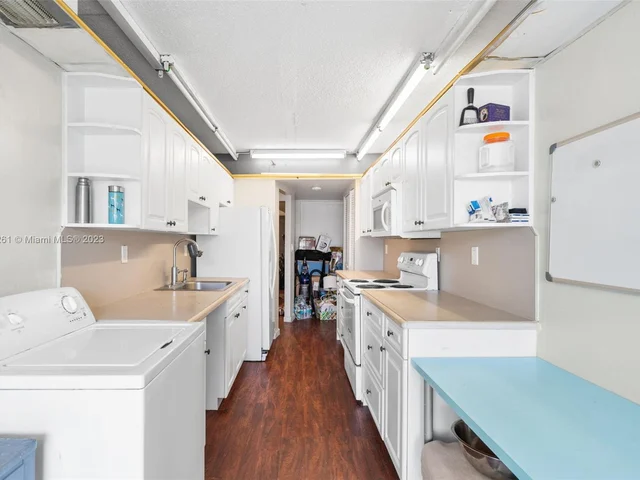 1690 NE 191st St # 1, Miami FL 33179