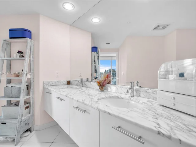 500 Brickell Ave # 2202, Miami FL 33131