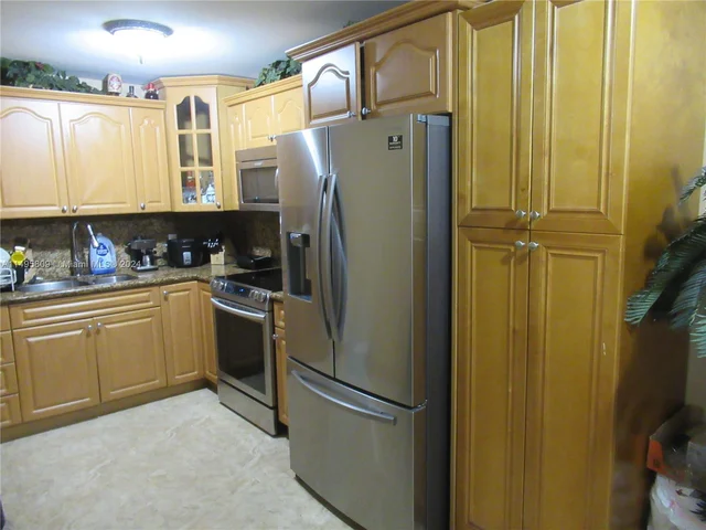 2461 NW 14th St, Miami FL 33125