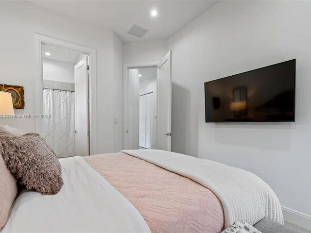 4482 NW 80th Ave, Doral FL 33166