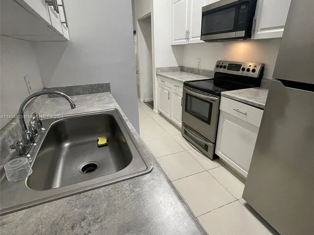 7412 NW 34th St, Lauderhill FL 33319