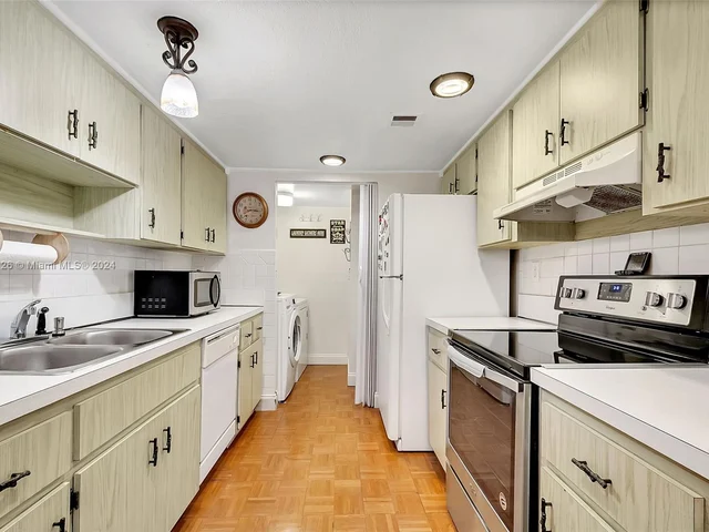 7175 Nova Dr # 405, Davie FL 33317