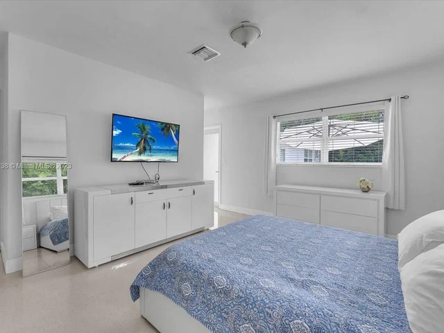 952 Hollywood Blvd, Hollywood FL 33019