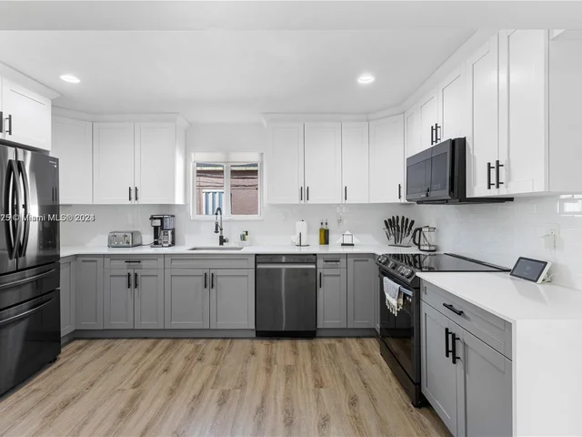 39 NW 49th St, Miami FL 33127