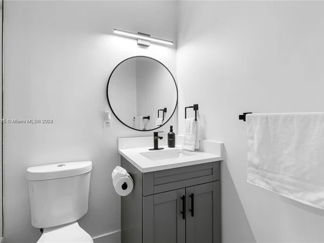 39 NW 49th St, Miami FL 33127