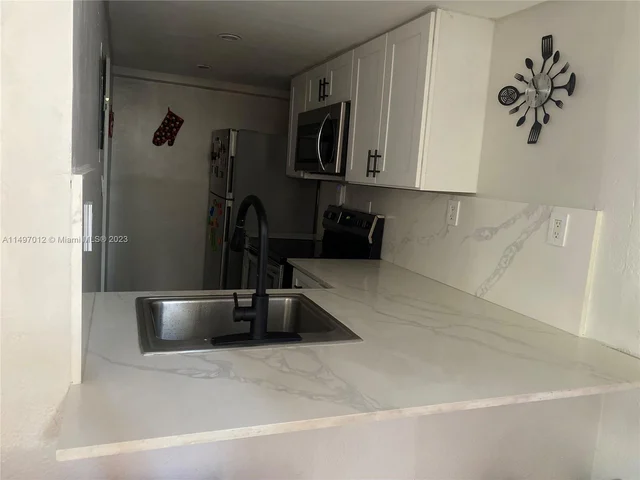 1305 W 46th St # 220, Hialeah FL 33012