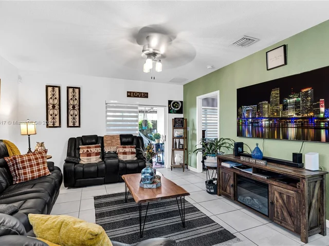 585 NE 6th Pl, Florida City FL 33034