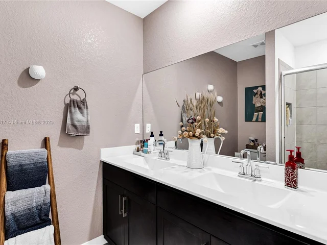 585 NE 6th Pl, Florida City FL 33034