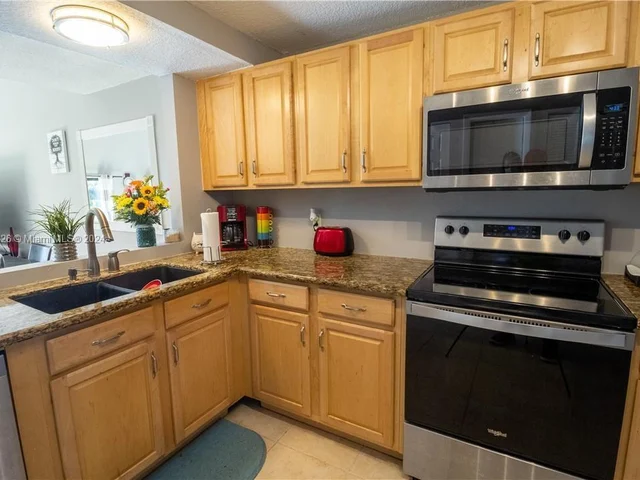 4287 S Pine Island Rd, Davie FL 33328