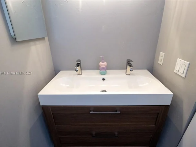 4287 S Pine Island Rd, Davie FL 33328