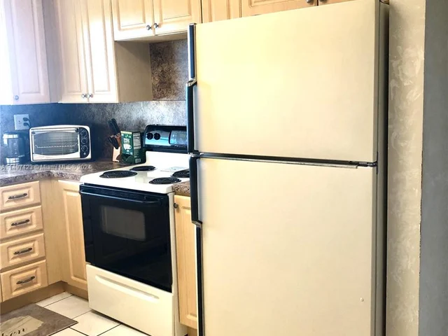 9320 Sunrise Lakes Blvd # 308, Sunrise FL 33322