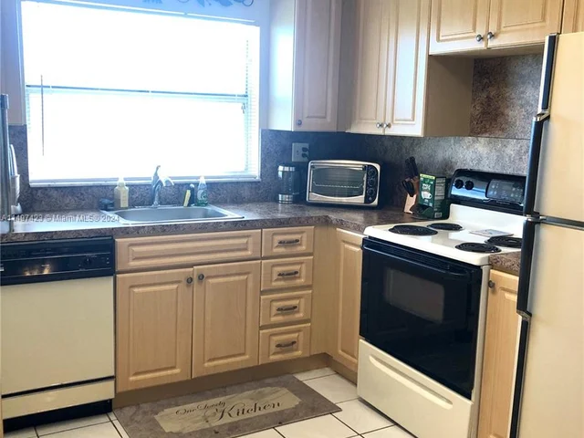 9320 Sunrise Lakes Blvd # 308, Sunrise FL 33322